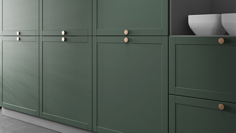 Nya köksluckor till IKEA Faktum i grön färg med mässingsknoppar