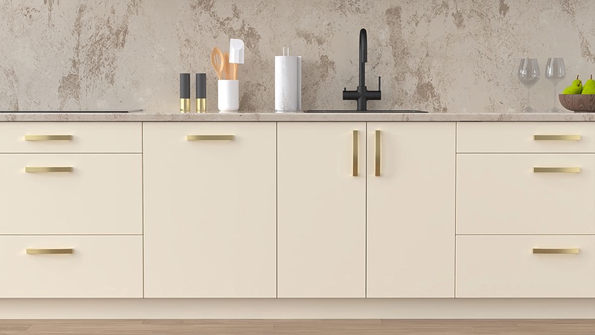 Vackra, nya köksluckor på ett IKEA-kök i färgen Cream Supermatte.